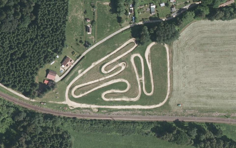Terrain de motocross de Dolni Dvoriste vu du ciel