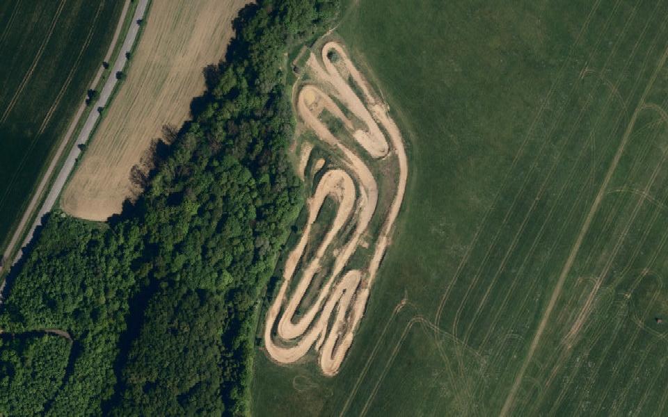 Terrain de motocross de Kelc vu du ciel