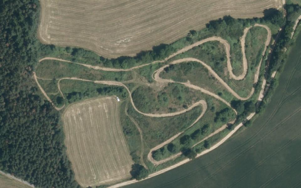 Terrain de motocross de Kosova Hora vu du ciel