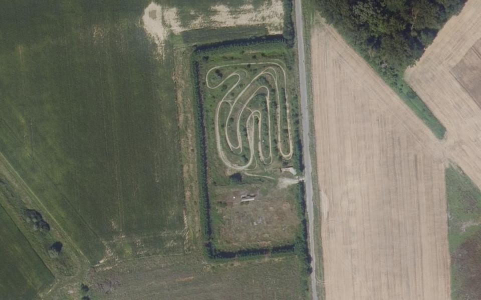Terrain de mini-motos vu du ciel