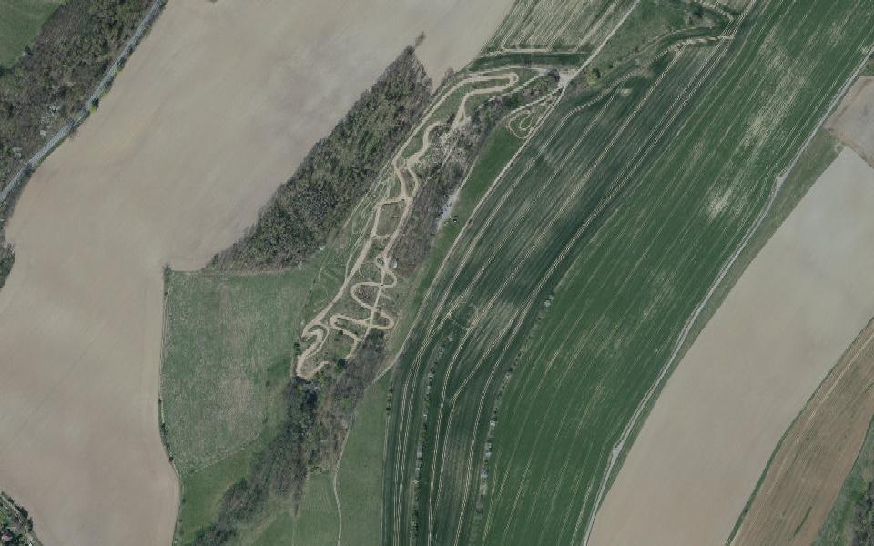 Motorsportgelände "Vogeltal" vu du ciel