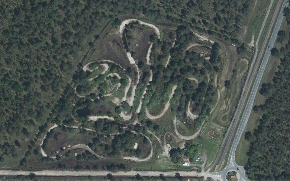 École de pilotage Elf Moto vu du ciel