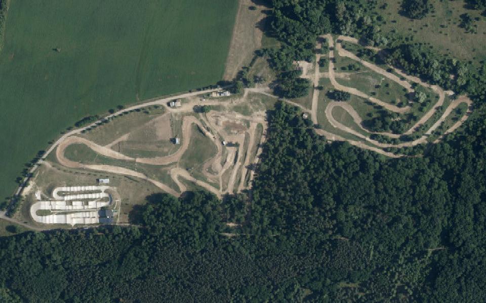Terrain de motocross de Benatky nad Jizerou vu du ciel