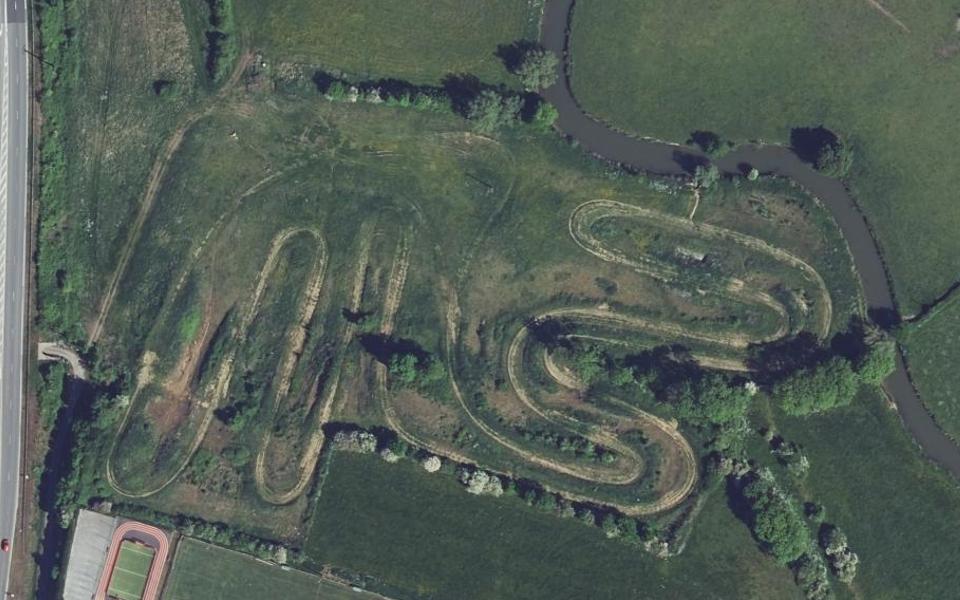 Étrœungt motocross track seen from above