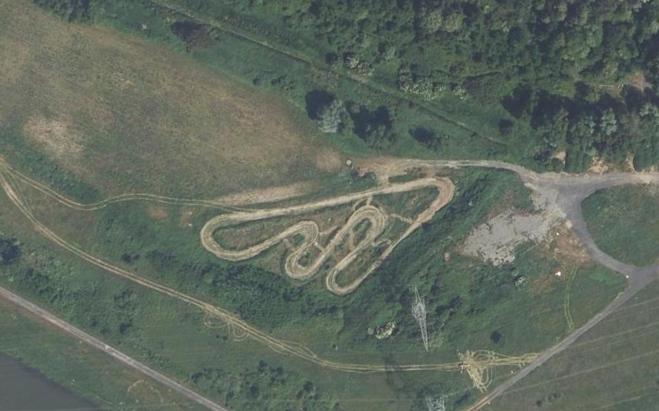 Terrain de motocross de Dampierre-en-Burly vu du ciel