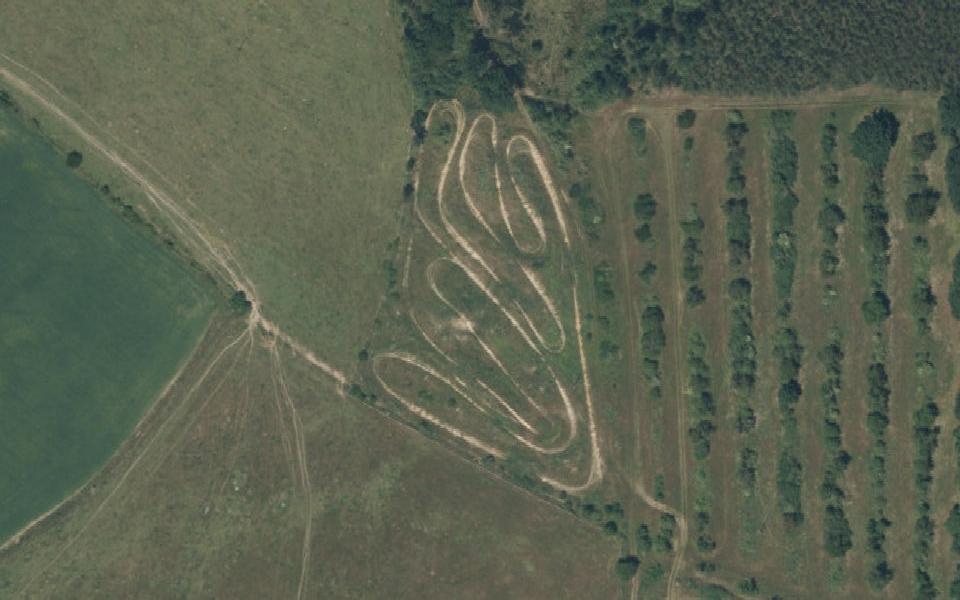 motokrosová dráha seen from above
