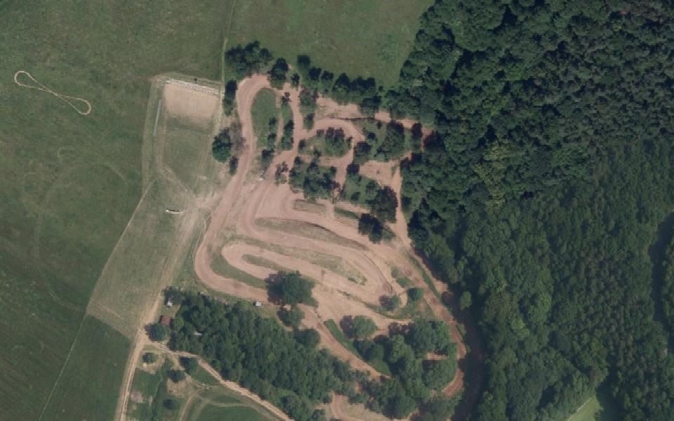 Terrain de motocross de Kostelec nad Cernymi Lesy vu du ciel